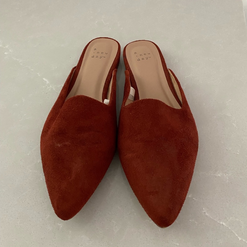 Rust flat mules